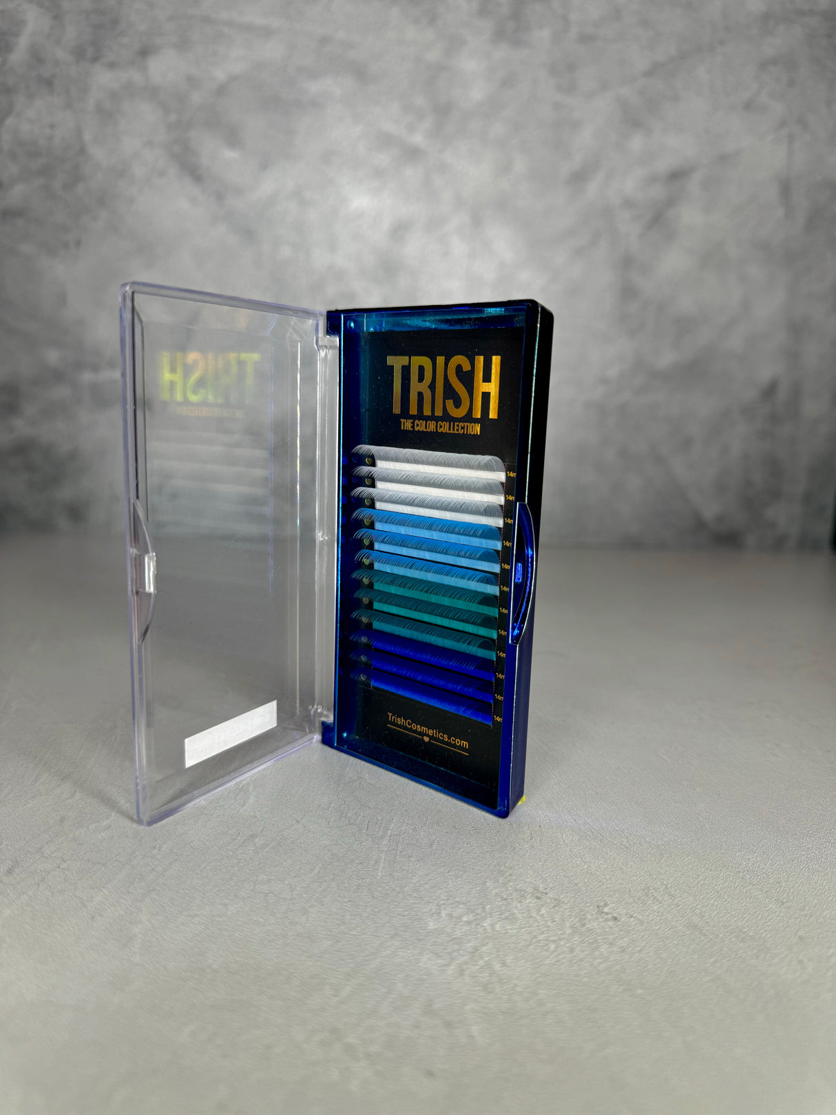 Blue lash extension tray front view – CC curl .05 lashes in single lengths 14–18mm from Trish Co Blue lash extension tray front view – CC curl .05 lashes in single lengths 14–18mm from Trish Co