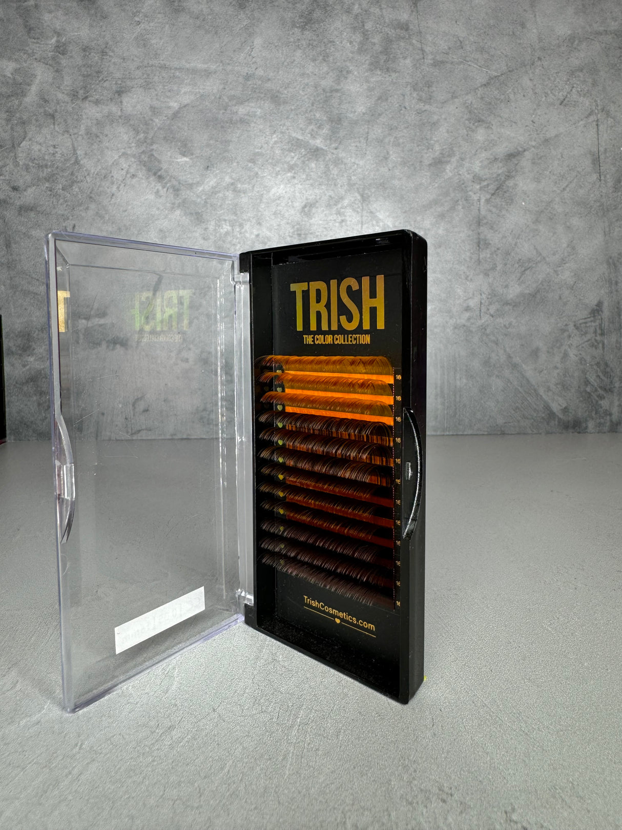 Brown lash tray with CC curl .05 extensions in single lengths 14–18mm by Trish Co Brown lash tray with CC curl .05 extensions in single lengths 14–18mm by Trish Co