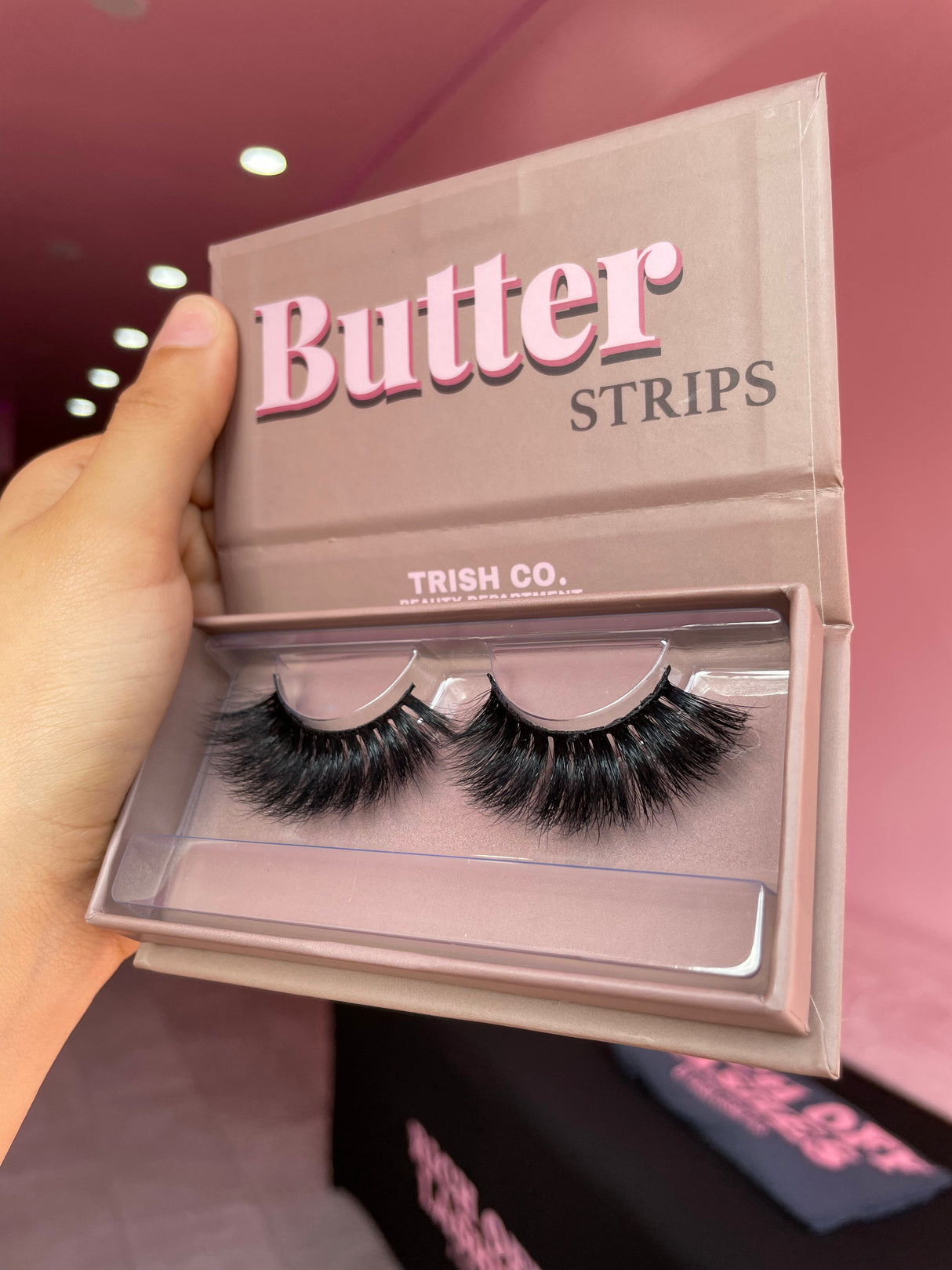 BUTTER Strip Lash Style 4 – rounded lash design for a doll-eye appearance BUTTER Strip Lash Style 4 – rounded lash design for a doll-eye appearance
