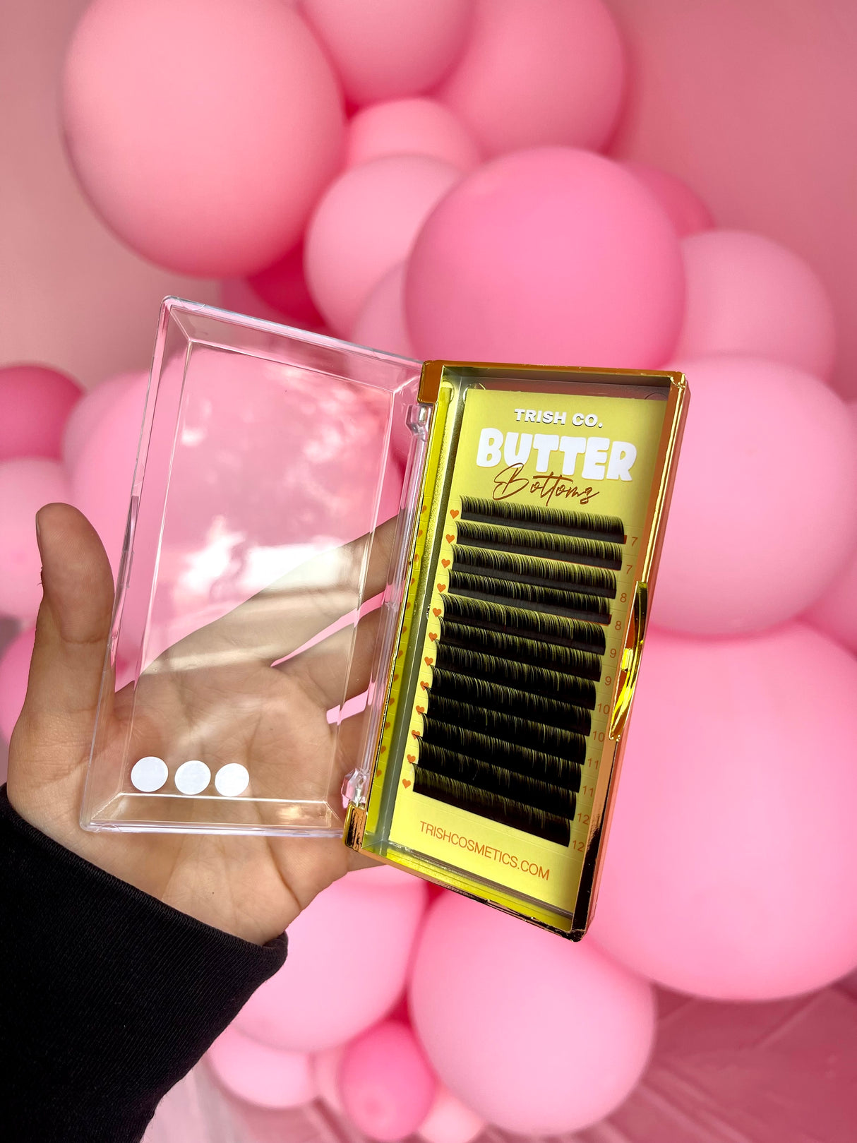 Front view of Butter Bottomz J Curl bottom lashes – mixed lengths 7mm to 12mm for lower lash applications Front view of Butter Bottomz J Curl bottom lashes – mixed lengths 7mm to 12mm for lower lash applications