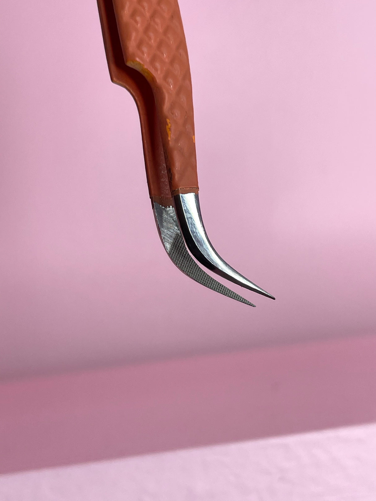 TRISHSKIN Strong Curved Fiber Tip Tweezer – 3 Colors | Trish Co TRISHSKIN Strong Curved Fiber Tip Tweezer – 3 Colors | Trish Co