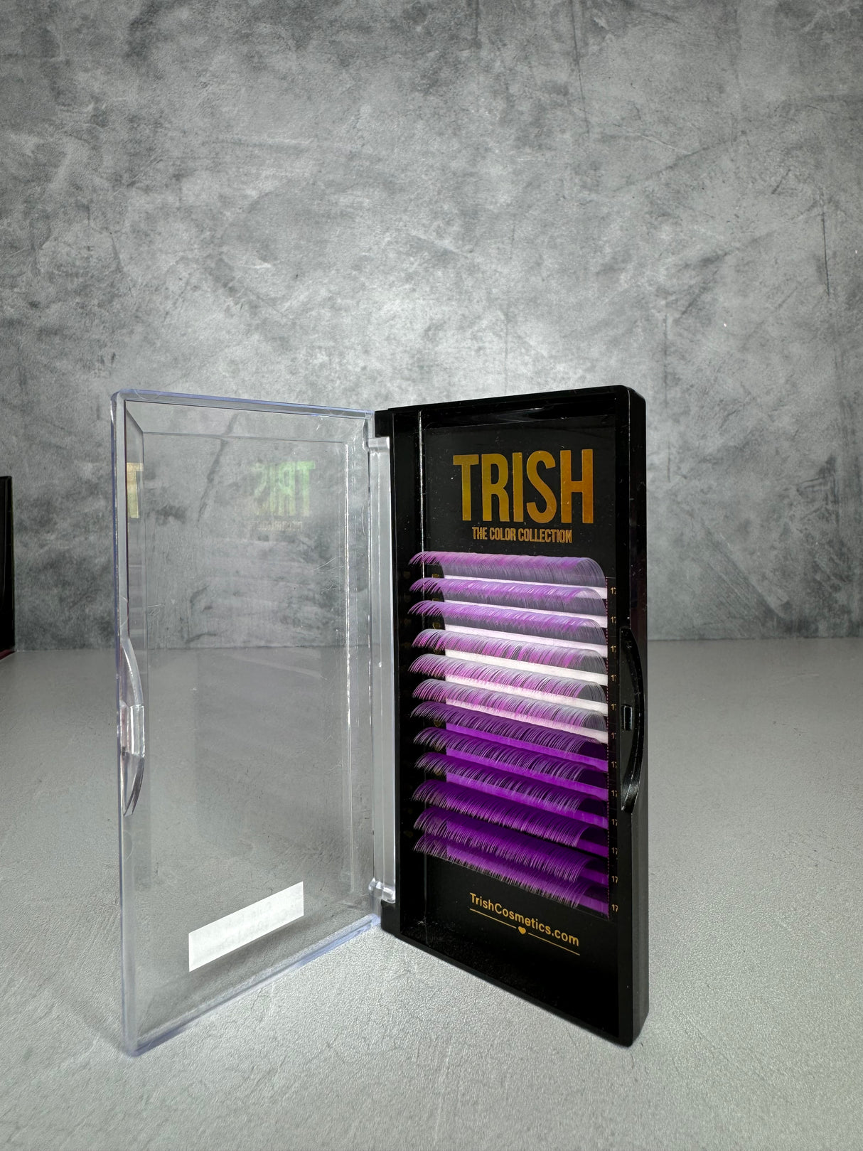 Purple lash tray featuring CC curl .05 extensions in 14–18mm lengths – various purple tones by Trish Co