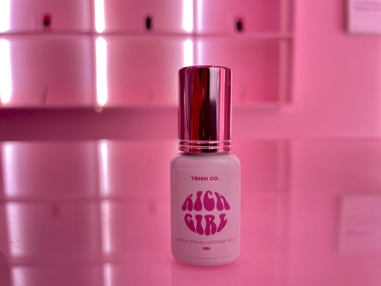 Rich Girl Lash Glue – fast drying lash adhesive with 0.5–1 sec dry time and 8 week retention