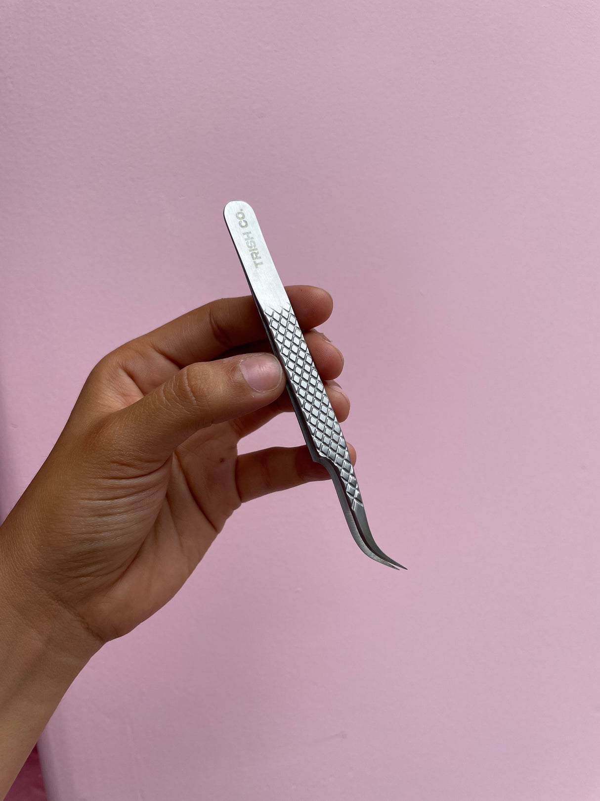 Curved tweezer