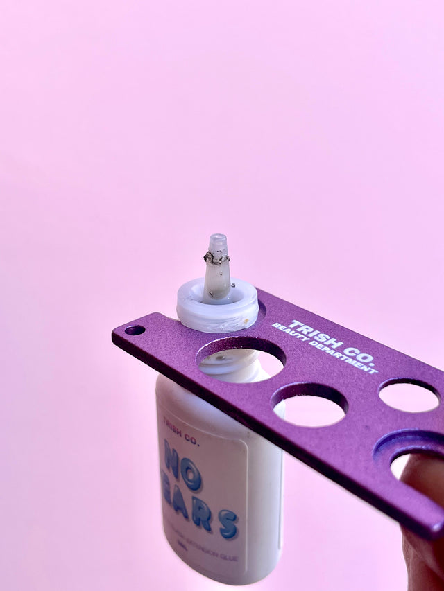 Glue Nozzle Remover in use – removing lash adhesive cap for cleaner glue application