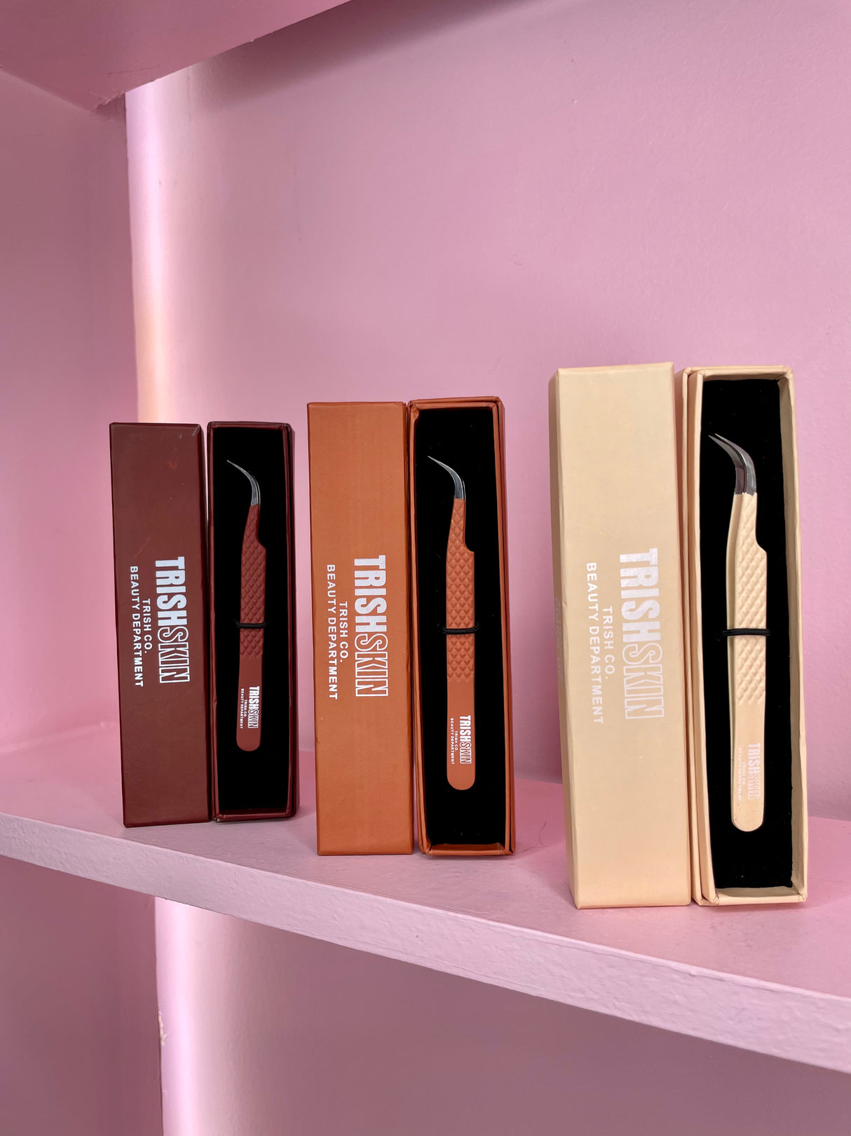 TRISHSKIN Strong Curved Fiber Tip Tweezer – 3 Colors | Trish Co