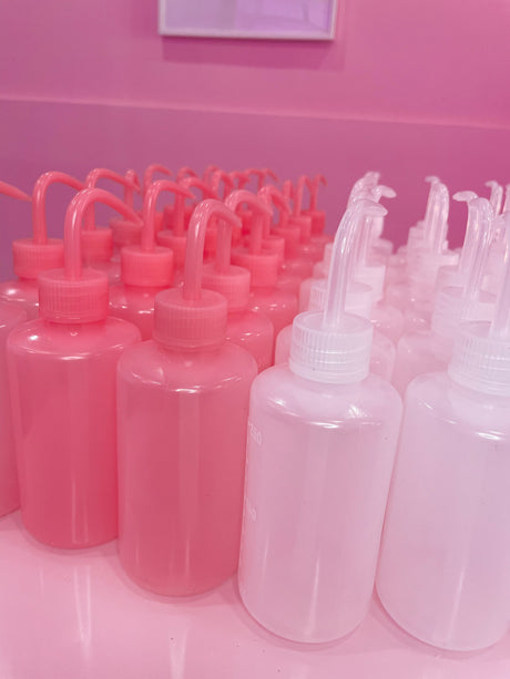 Pink squeeze bottle for lash rinsing and cleansing – perfect for lash extension aftercare